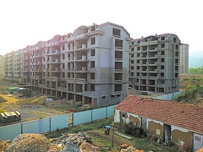 住宅樓的外立面還未裝修，但據(jù)售樓處工作人員介紹，第一批開(kāi)盤(pán)已經(jīng)賣(mài)掉了99套。