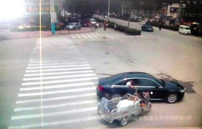 23日中午，陳母被突然噴毒。新京報記者 王瑞鋒 攝