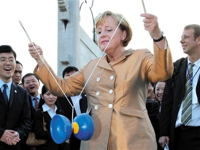 2007年8月27日，北京，默克爾正在玩扯鈴。