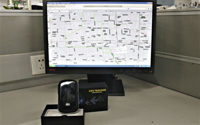 記者花近400元網(wǎng)購(gòu)的定位監(jiān)聽(tīng)器，能通過(guò)短信激活，進(jìn)行實(shí)時(shí)監(jiān)聽(tīng)。