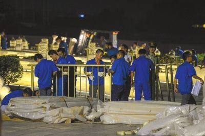 昨晚,工作人員正在為金水橋安裝金色護(hù)欄。京華時(shí)報(bào)記者潘之望攝 昨晚,工作人員正在為金水橋安裝金色護(hù)欄。京華時(shí)報(bào)記者潘之望攝