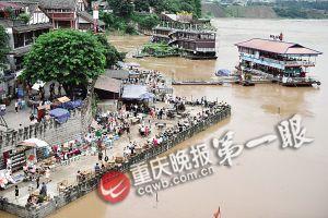 沙坪壩區(qū)磁器口，江水逼近休閑平臺。