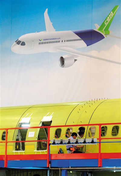 昨日，中國商飛總裝制造中心技術(shù)人員對接C919首架機的機體。新華社記者 丁汀 攝