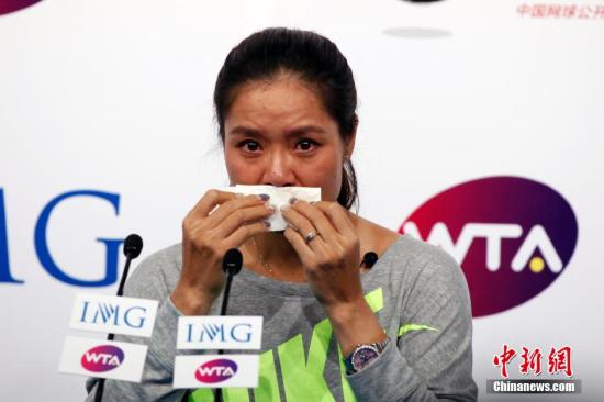 9月21日，李娜在北京召開退役發(fā)布會。圖為李娜在發(fā)布會上落淚。中新社發(fā) 韓海丹 攝