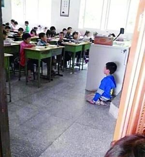 傳小學(xué)生被老師逼下跪 調(diào)查稱學(xué)生主動(dòng)下跪(圖) 傳小學(xué)生被老師逼下跪 調(diào)查稱學(xué)生主動(dòng)下跪(圖)