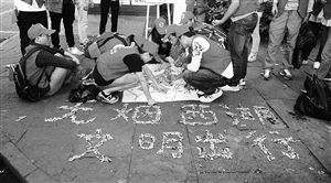 　志愿者用撿來的煙頭，拼起了“無煙西湖”圖案 通訊員供圖