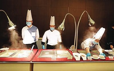 　工作人員在餐廳忙碌。（網(wǎng)絡(luò)圖片）