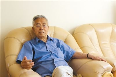 楊維駿 歷任云南省政協(xié)副主席等職。89歲高齡的楊維駿為12名失地農民代表開道，到云南省政協(xié)反映問題。