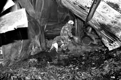 救援人員在山東壽光一食品廠火災(zāi)現(xiàn)場(chǎng)搜救。新華社發(fā)