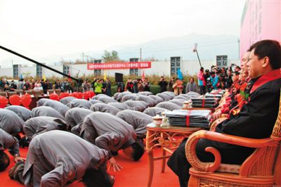 網(wǎng)絡(luò)上流傳的北京鳳凰嶺書院開學(xué)典禮上學(xué)員跪拜老師的照片?！肮虬荨币鹆瞬簧倬W(wǎng)友質(zhì)疑。