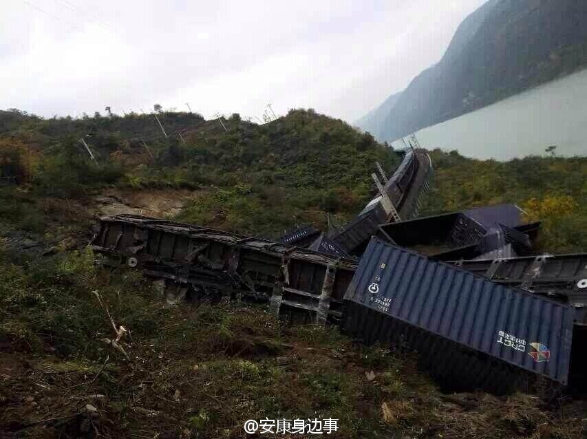 襄渝鐵路旬陽至棕溪上行線發(fā)生山體塌方，致使75228次貨物列車8節(jié)車廂脫線。圖片來源于網(wǎng)絡(luò)