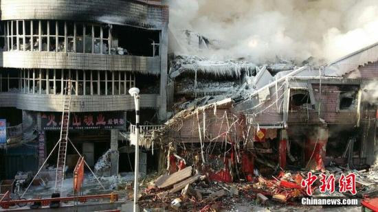 2015年1月3日，哈爾濱市道外區(qū)太古街著火塌方現(xiàn)場(chǎng)，火又燒了起來(lái)