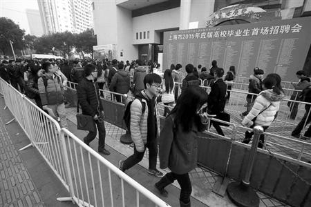 昨天的應(yīng)屆生招聘會(huì),舉辦方上海國(guó)際展覽中心配備了足夠的警力、安保和工作人員，整個(gè)排隊(duì)隊(duì)伍被分割成數(shù)段