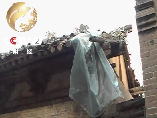 唐大華告訴記者 在多次呼吁后 相關(guān)部門的維修措施就是蓋層塑料布 唐大華告訴記者 在多次呼吁后 相關(guān)部門的維修措施就是蓋層塑料布