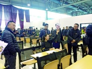 　首批中央和國(guó)家機(jī)關(guān)公車第三場(chǎng)拍賣現(xiàn)場(chǎng)。賈悅/攝