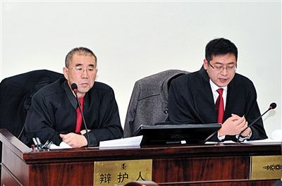 1月5日，呼市中院審理趙志紅案。律師謝飛（左）和張瑞軍（右）出庭為趙志紅辯護(hù)。