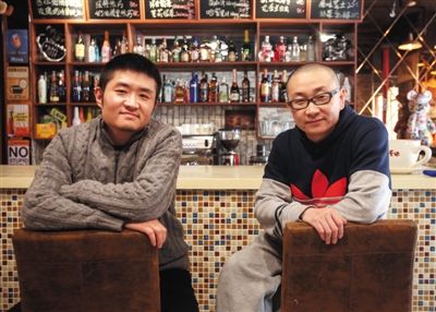 　14日，西安交通大學(xué)路66號(hào)公路咖啡館，苗阜（左）、王聲（右）兩位青年相聲演員今年將第一次登上春晚