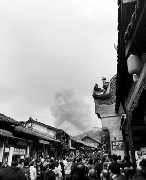 成都龍泉驛區(qū)洛帶古鎮(zhèn)的游客拍到爆炸瞬間濃煙滾滾。