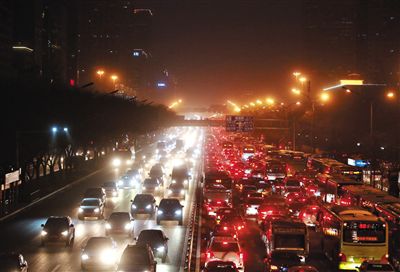 昨晚，因沙塵暴導(dǎo)致能見(jiàn)度低，長(zhǎng)安街嚴(yán)重堵車(chē)。