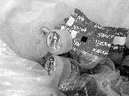 食藥監(jiān)執(zhí)法人員封存了無證水廠的假商標。