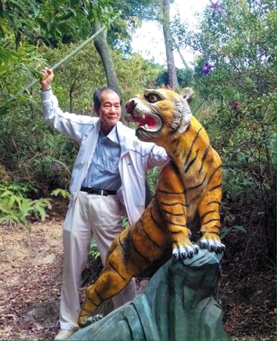 2015年1月10日，區(qū)少坤到廣東肇慶九龍湖游玩，拍攝打虎圖。