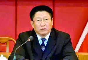 他曾身居要職，在仕途上平步青云，“連跳式”升官；他如今落馬，被查出近乎瘋狂地收受巨額利益、用公款送禮，還隱瞞“裸官”身份、在私企老板的安排下多次嫖娼、參與賭博、與多名女性通奸，被一線辦案人員形容為“五毒俱全”的干部。近日，深圳原市委常委、政法委書(shū)記蔣尊玉的貪腐歷程被披露。