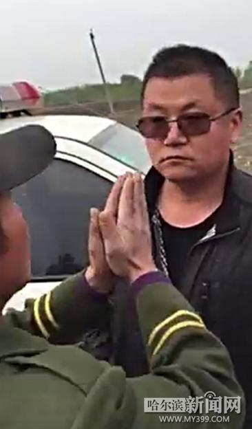 鄉(xiāng)干部開(kāi)車沖進(jìn)農(nóng)田攆野雞 8旬老農(nóng)阻攔被打倒 鄉(xiāng)干部開(kāi)車沖進(jìn)農(nóng)田攆野雞 8旬老農(nóng)阻攔被打倒