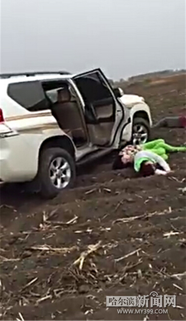 鄉(xiāng)干部開(kāi)車沖進(jìn)農(nóng)田攆野雞 8旬農(nóng)民阻攔被打倒 鄉(xiāng)干部開(kāi)車沖進(jìn)農(nóng)田攆野雞 8旬農(nóng)民阻攔被打倒