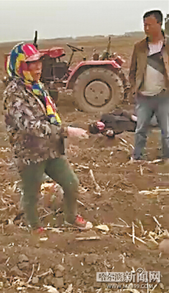 鄉(xiāng)干部開(kāi)車沖進(jìn)農(nóng)田攆野雞 8旬農(nóng)民阻攔被打倒 鄉(xiāng)干部開(kāi)車沖進(jìn)農(nóng)田攆野雞 8旬農(nóng)民阻攔被打倒