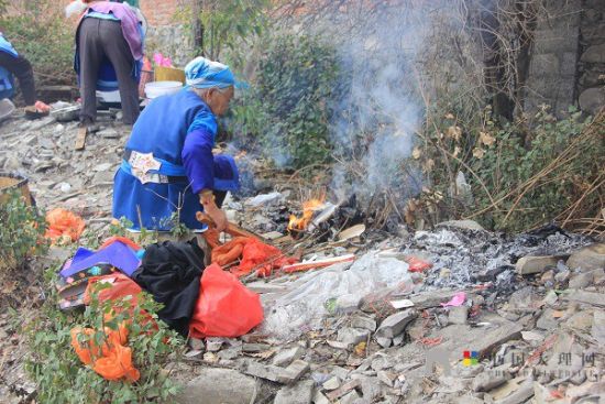 老人們準(zhǔn)備好松香紙錢等祭祀用品，虔誠祈福。