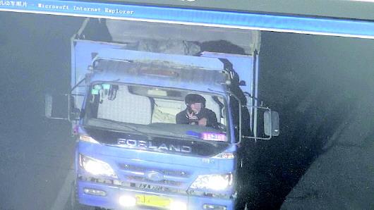 張某被抓拍到開車打手機(jī)。