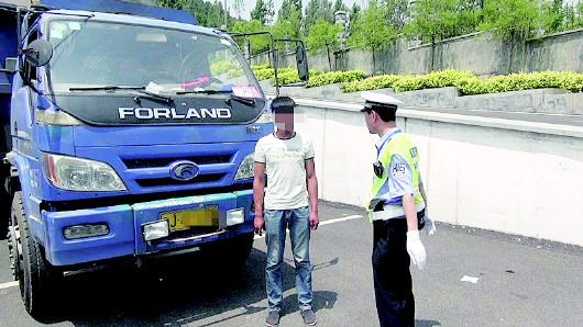 民警對(duì)持C1駕照駕駛大貨車、一年違法350余次的張某進(jìn)行批評(píng)教育。