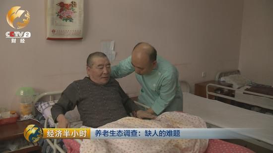 每天凌晨5點多，老姜就起床。幫老人挨個洗臉，口腔護理，換尿墊，擦身。