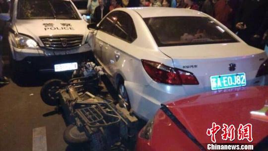 網(wǎng)友上傳的現(xiàn)場(chǎng)事故圖片。 網(wǎng)友拍圖 攝