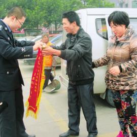 何姜姜的父母給民警送錦旗。