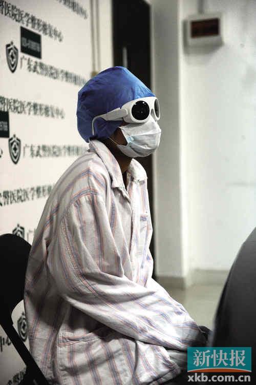 小美見媒體時(shí)把自己遮掩得嚴(yán)嚴(yán)實(shí)實(shí)　