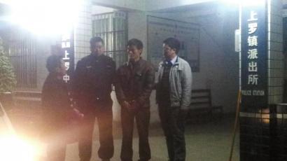 王強被抓獲歸案,右二為犯罪嫌疑人。