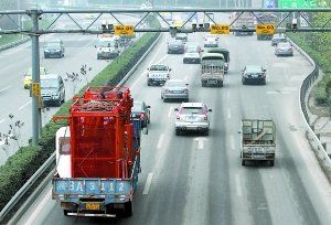 內(nèi)環(huán)高速連應(yīng)急車道也被社會(huì)車輛占用著，3月嬰兒最后病重離世