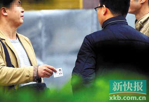 在進(jìn)行了近半個(gè)月暗訪調(diào)查中，有證販子告訴記者稱，二代身份證買賣已形成產(chǎn)業(yè)鏈，不僅貨源穩(wěn)定，生意也是相當(dāng)紅火。■正佳廣場(chǎng)附近，一名男子正向記者兜售二代身份證。