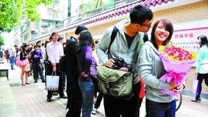 2011年11月11日，越秀區(qū)民政局，登記結(jié)婚的隊(duì)伍排了足有一百米長(zhǎng)（資料圖片）?！∮浾唿S澄鋒攝