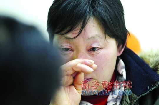 　　聽聞判決結(jié)果，被害人母親楊書會(huì)控制不住眼淚。南都記者徐文閣攝