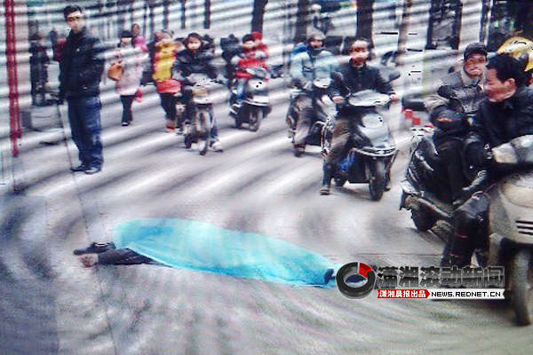 2月4日早上8時30分許，長沙人民中路255號一棟住宅樓露天樓梯6樓頂部，一名三十多歲的中年男子跳下