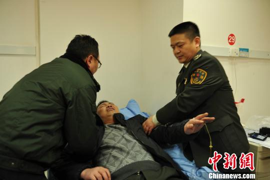 被“黑車”頂跑近5公里的執(zhí)法隊員周應(yīng)鑄被送至醫(yī)院急救?！￠Z成全　攝