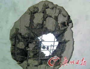 被雷電擊穿的民房。