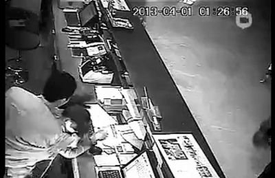 第三名白衣男子沖進(jìn)柜臺(tái)內(nèi)對(duì)女服務(wù)員一頓拳打腳踢。