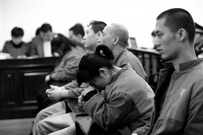 昨日，因涉嫌誘騙男網(wǎng)友進(jìn)行高額消費(fèi)，海淀區(qū)一咖啡廳負(fù)責(zé)人及“吧女”等14人受審。新京報(bào)記者 王貴彬 攝