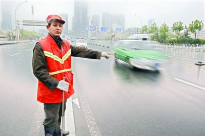 　肖慶旭師傅在事發(fā)地點講述經(jīng)過。記者李銳 攝