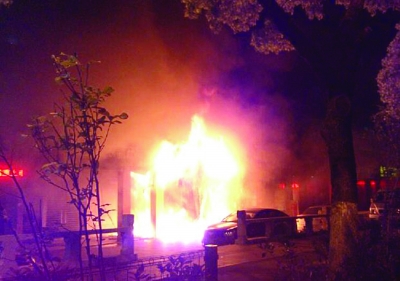 現(xiàn)場(chǎng)火勢(shì)很大。網(wǎng)友供圖（請(qǐng)聯(lián)系本報(bào)領(lǐng)取稿酬）