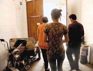 在眾人的勸說(shuō)下，娟娟跟著爸媽走出了傳銷(xiāo)窩點(diǎn)