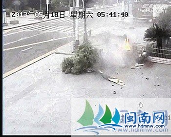 這輛轎車翻車后一度起火